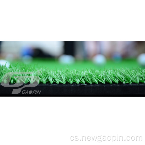 Golf ze syntetické trávy s zelenou golfovou vlajkou